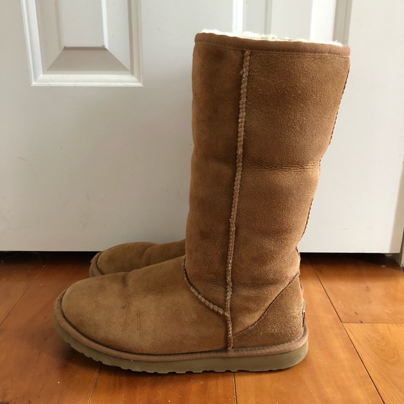 Tall Chestnut Ugg boots - Picture 3 of 5